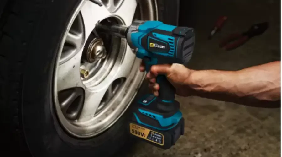 Chave de impacto: o que é e quando usar Chave de impacto Gisam sem fio sendo usada na porca de uma roda de carro