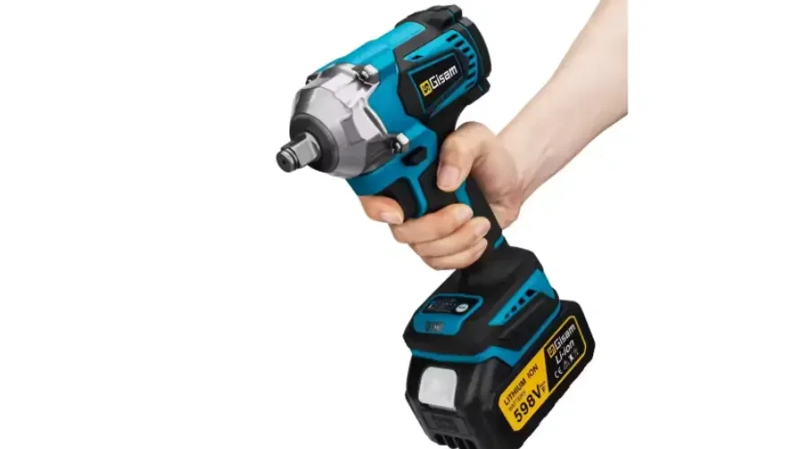 Mão segurando uma chave de impacto Gisam sem fio com bateria acoplada