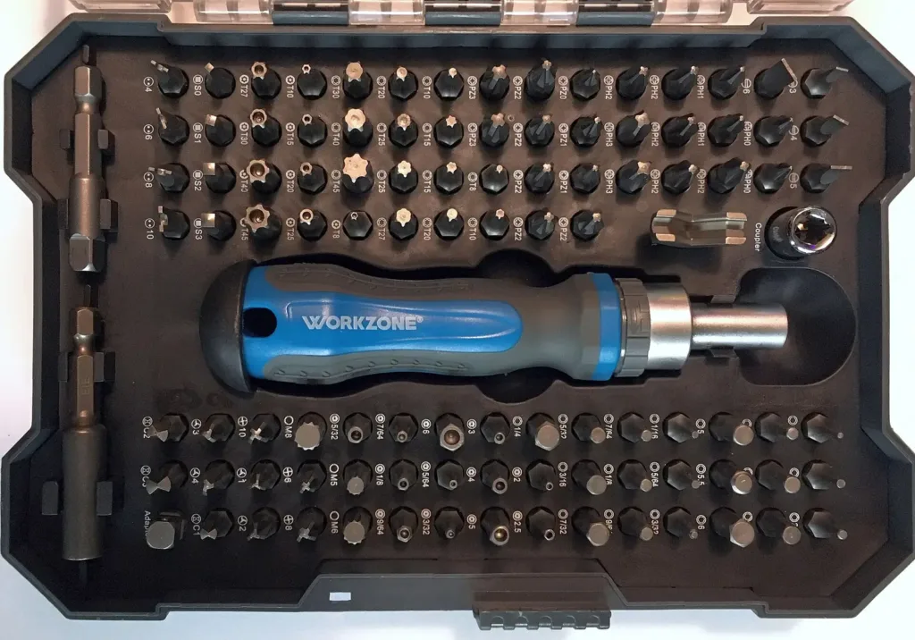 Ferramentas ideais para montar móveis e fazer pequenos reparos Estojo com dezenas de bits de aparafusar e uma chave catraca azul
