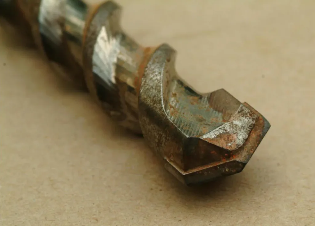 Detalhe da ponta de metal duro de uma broca para alvenaria, desgastada pelo uso
