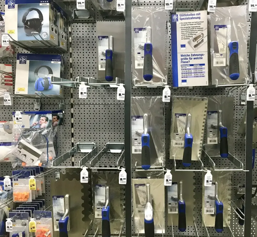 Segurança ao usar ferramentas elétricas: EPIs essenciais Protetores auriculares tipo concha e plugues expostos em uma loja de ferragens