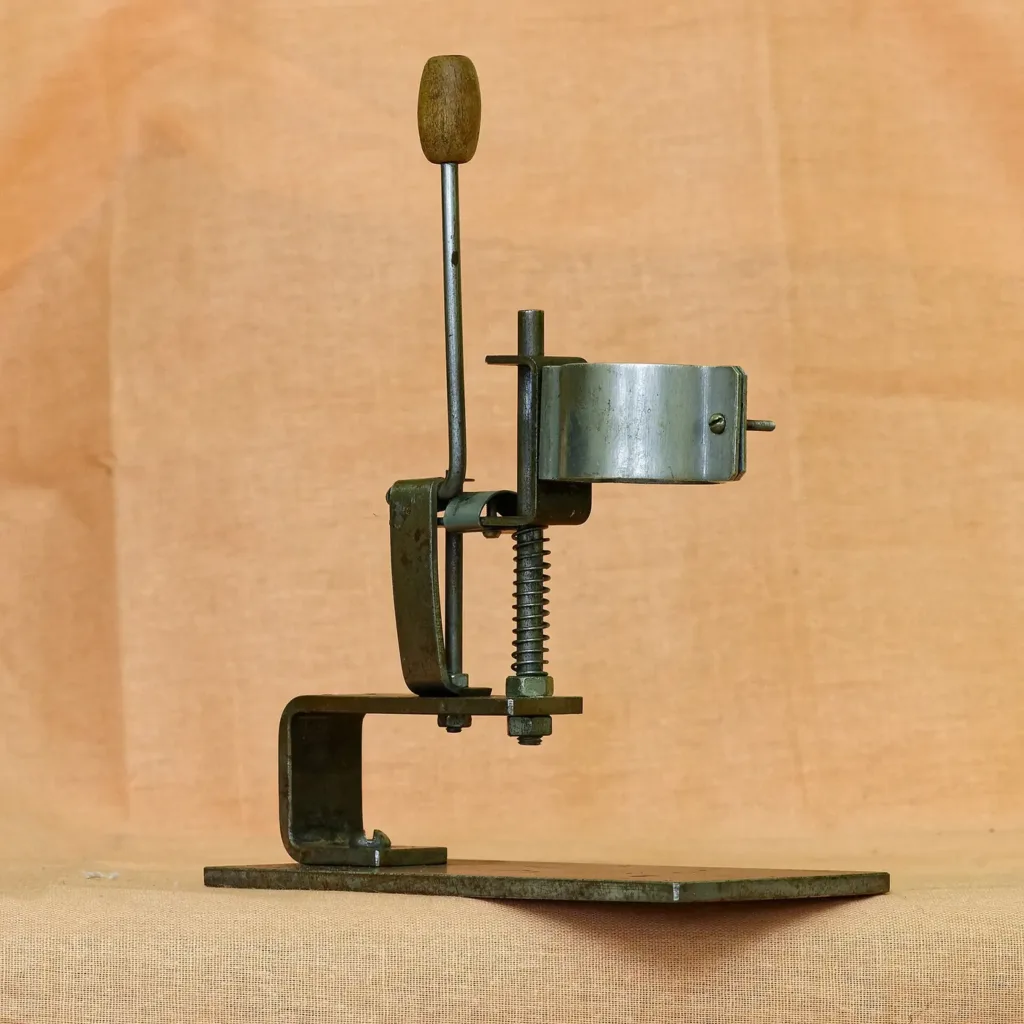 Suporte vertical metálico com alavanca e anel de fixação para furadeira manual, sobre base com grampo